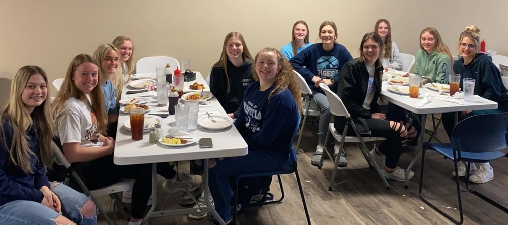 girls basketball team enjoying breakfast